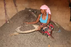 SierraLeone22643-Woman-processing-palm-nut-2