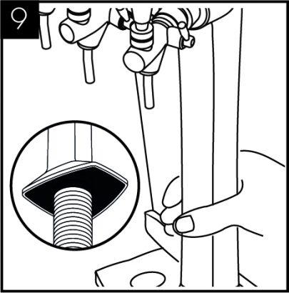 Assicurarsi che la guarnizione sia nella posizione corretta e abbassare il rubinetto nel foro tagliato.