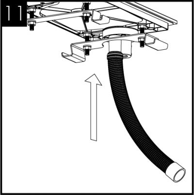 Montare il tubo di scarico e collegarlo allo scarico assicurandosi che la caduta sia costante.