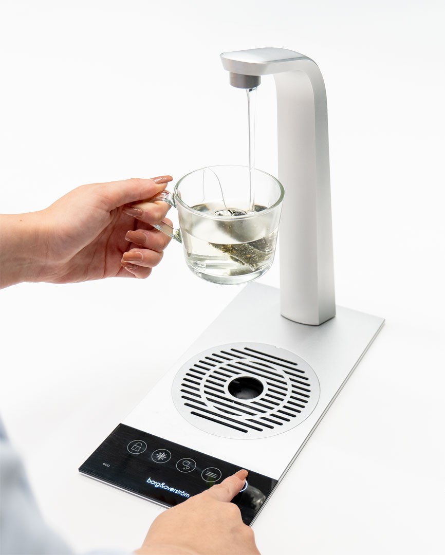 Pour a herbal tea from a T3 integrated tap system