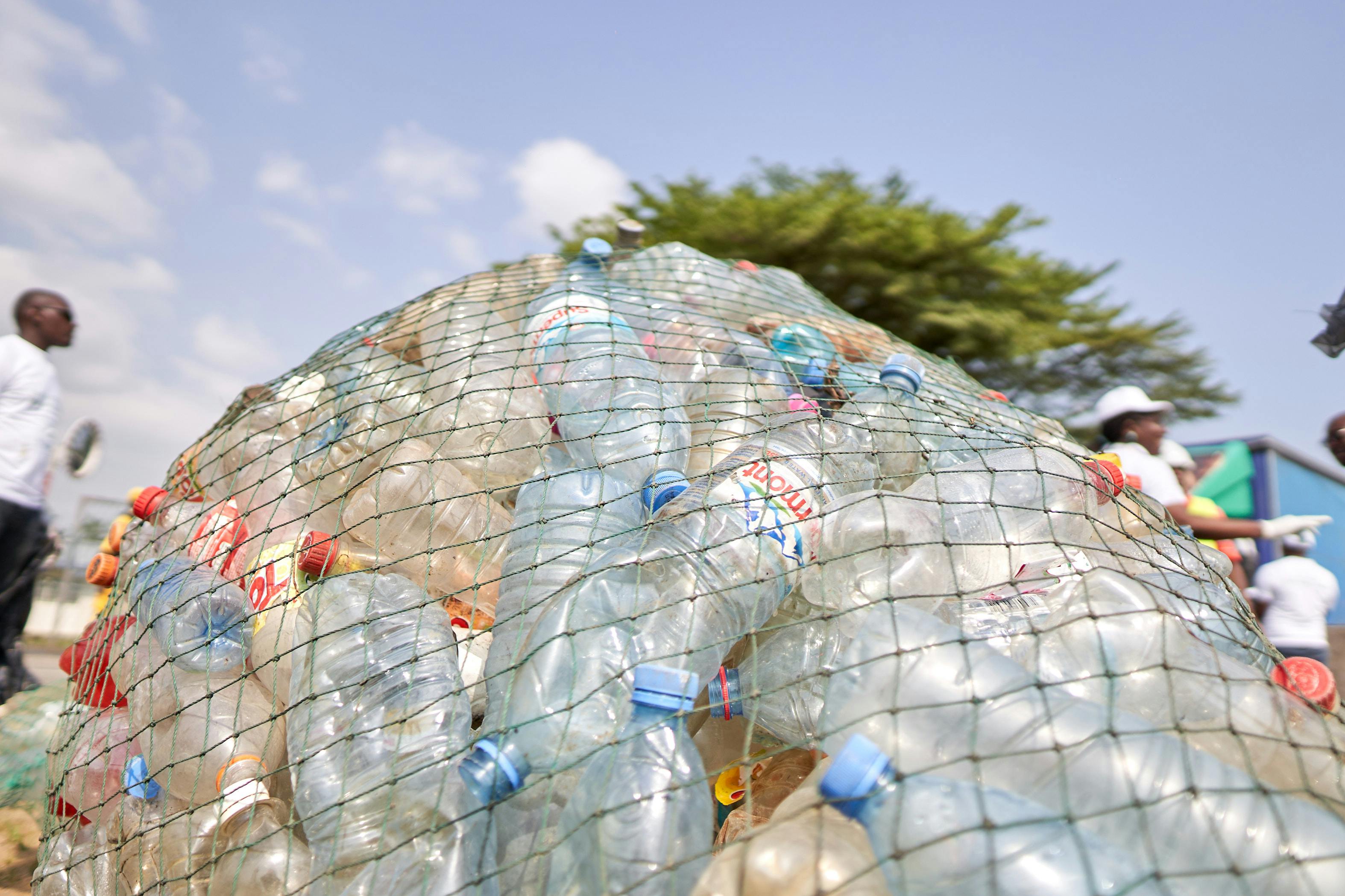 Bouteilles en plastique contenant des PFAS